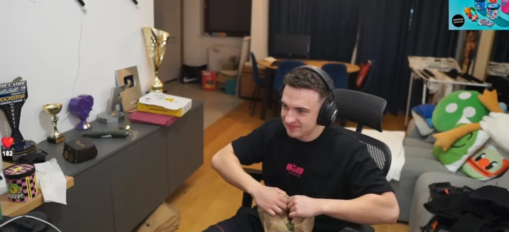 Karta VIP na stole kasynowym i żetony